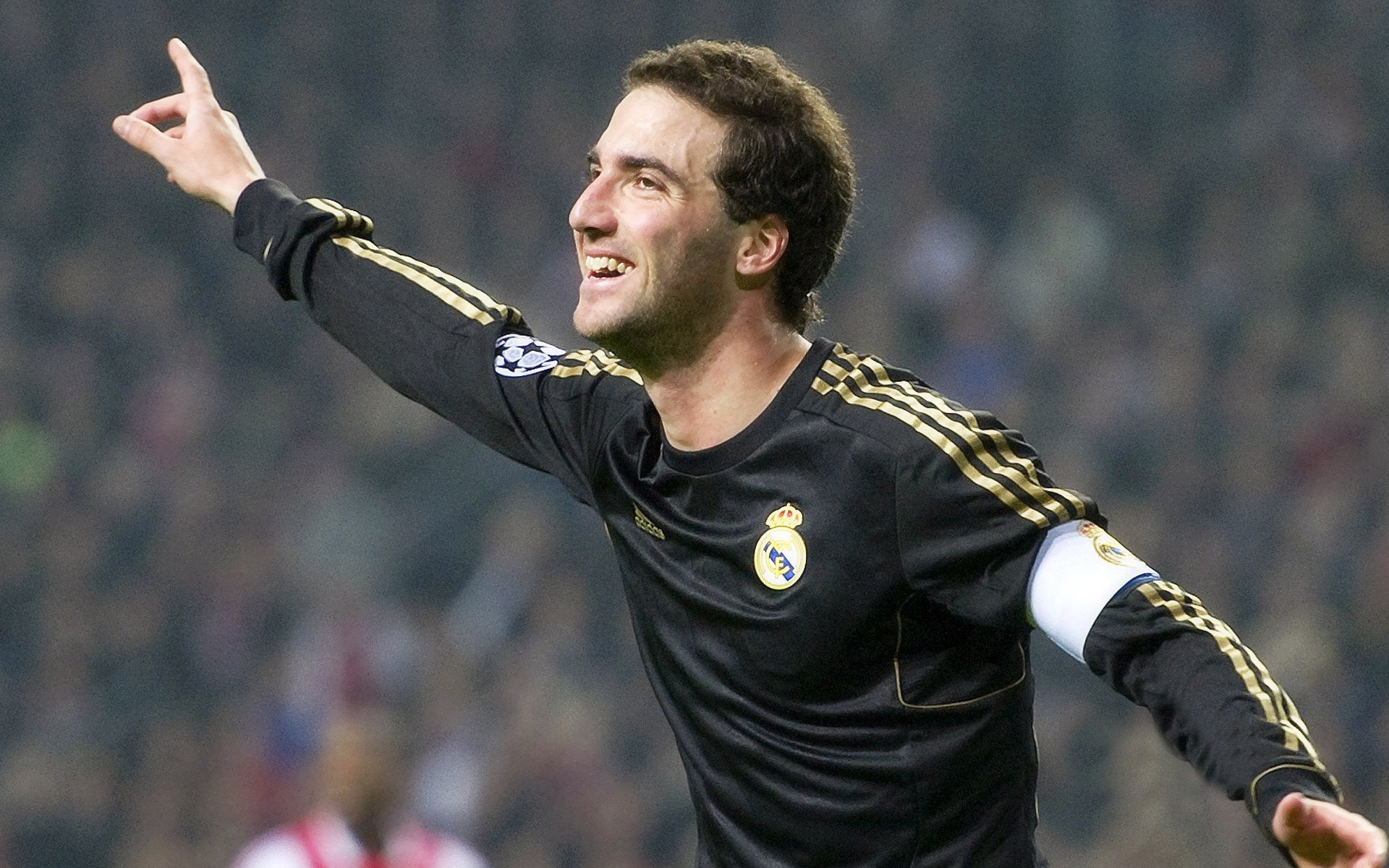 世界纵横山径越野赛 选手穿越雪线与丛林双重地形